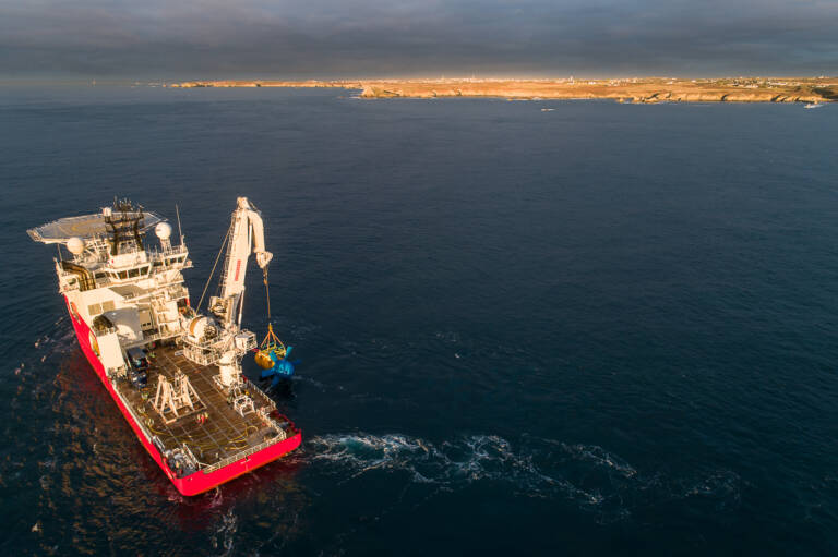 Mise à l'eau de l'hydrolienne D10 dans le passage du Fromveur par Inyanga